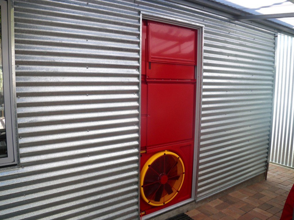Testing the air tightness of the Greeny Flat with a Blower Door Test.